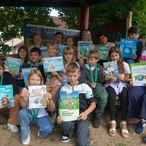 Übergabe der Bücherkiste in Hemeln